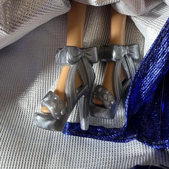 HERSHEY KISSES DOLL Princess Brunette Blue Silver Gown 12" Doll - Picture 6 of 6